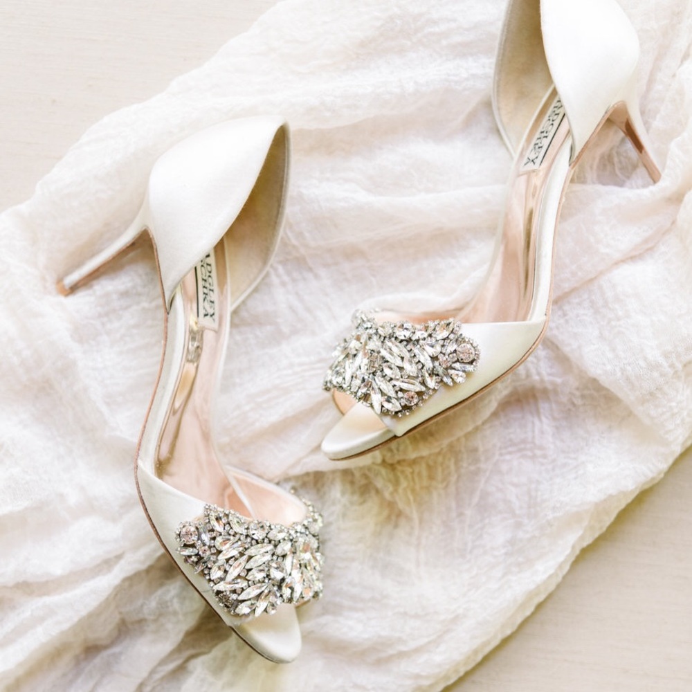 Badgely Mischka cream peep toe pumps